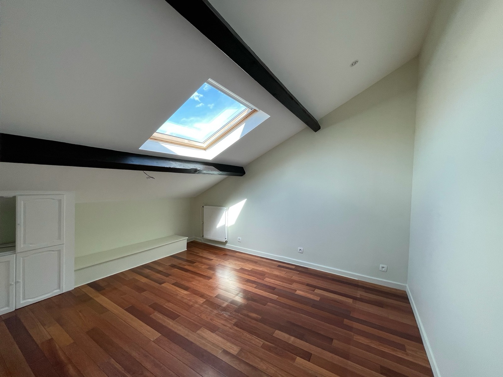Chambre mansardée avec parquet