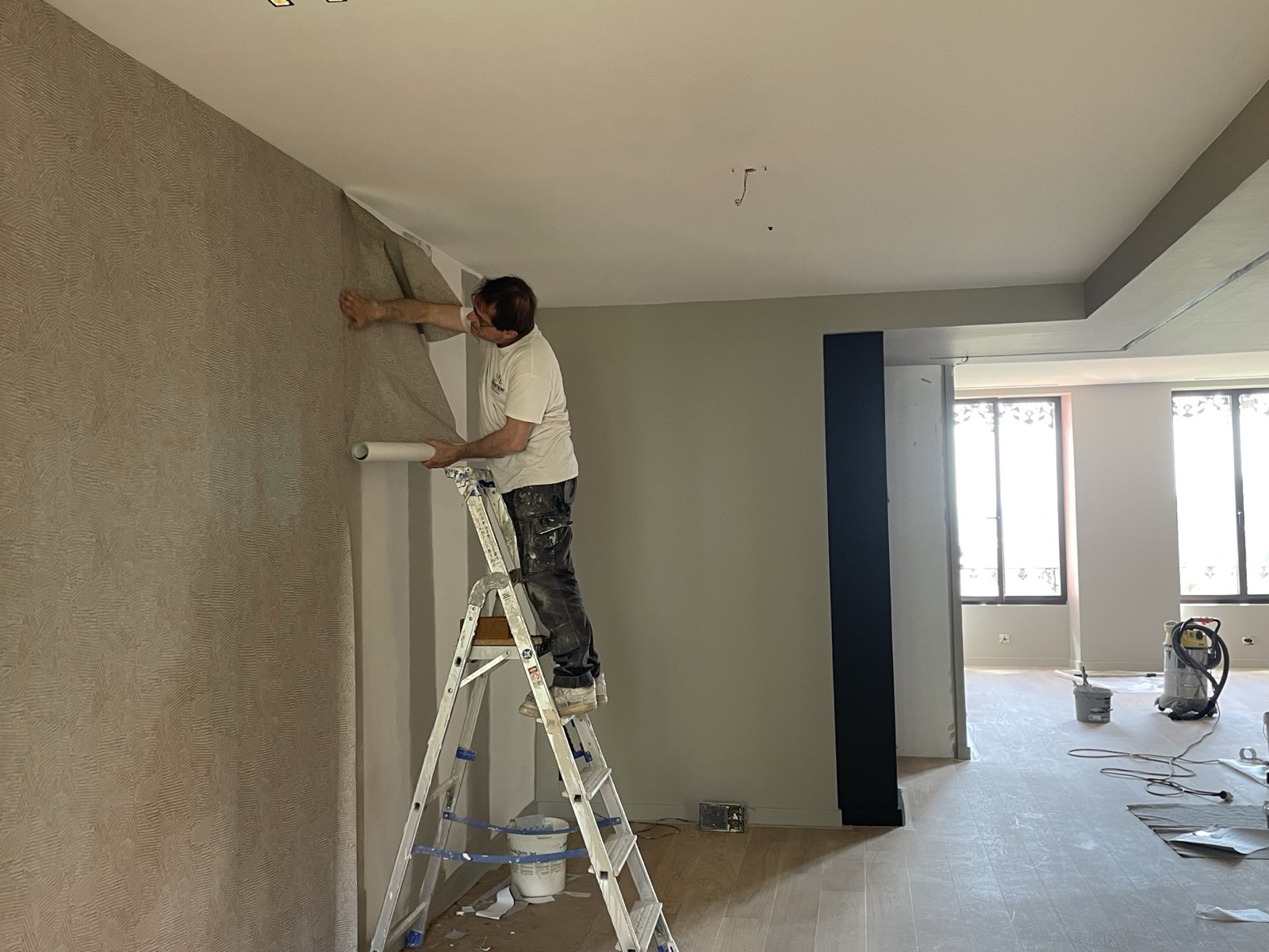 Artisan au travail sur un chantier de rénovation