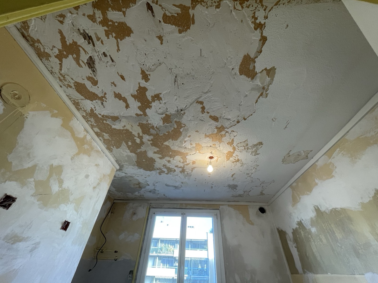 Plafond abîmé avant travaux