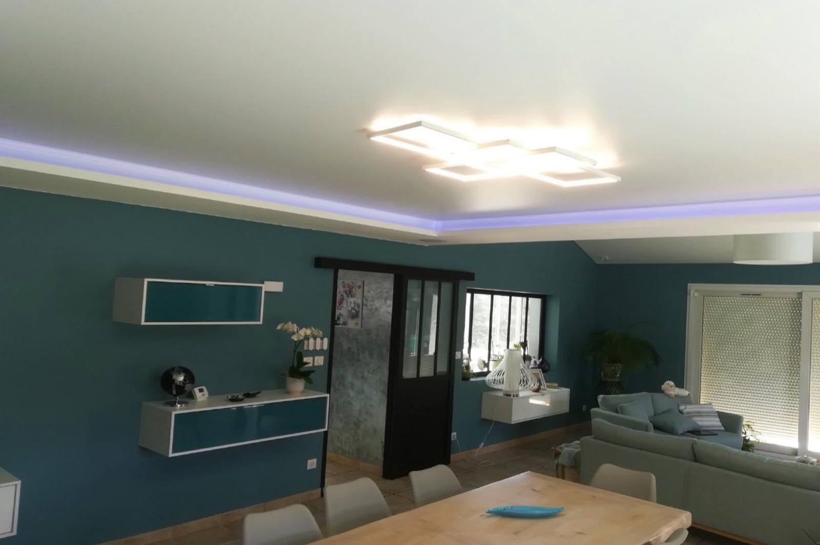 Plafond tendu avec éclairage LED intégré