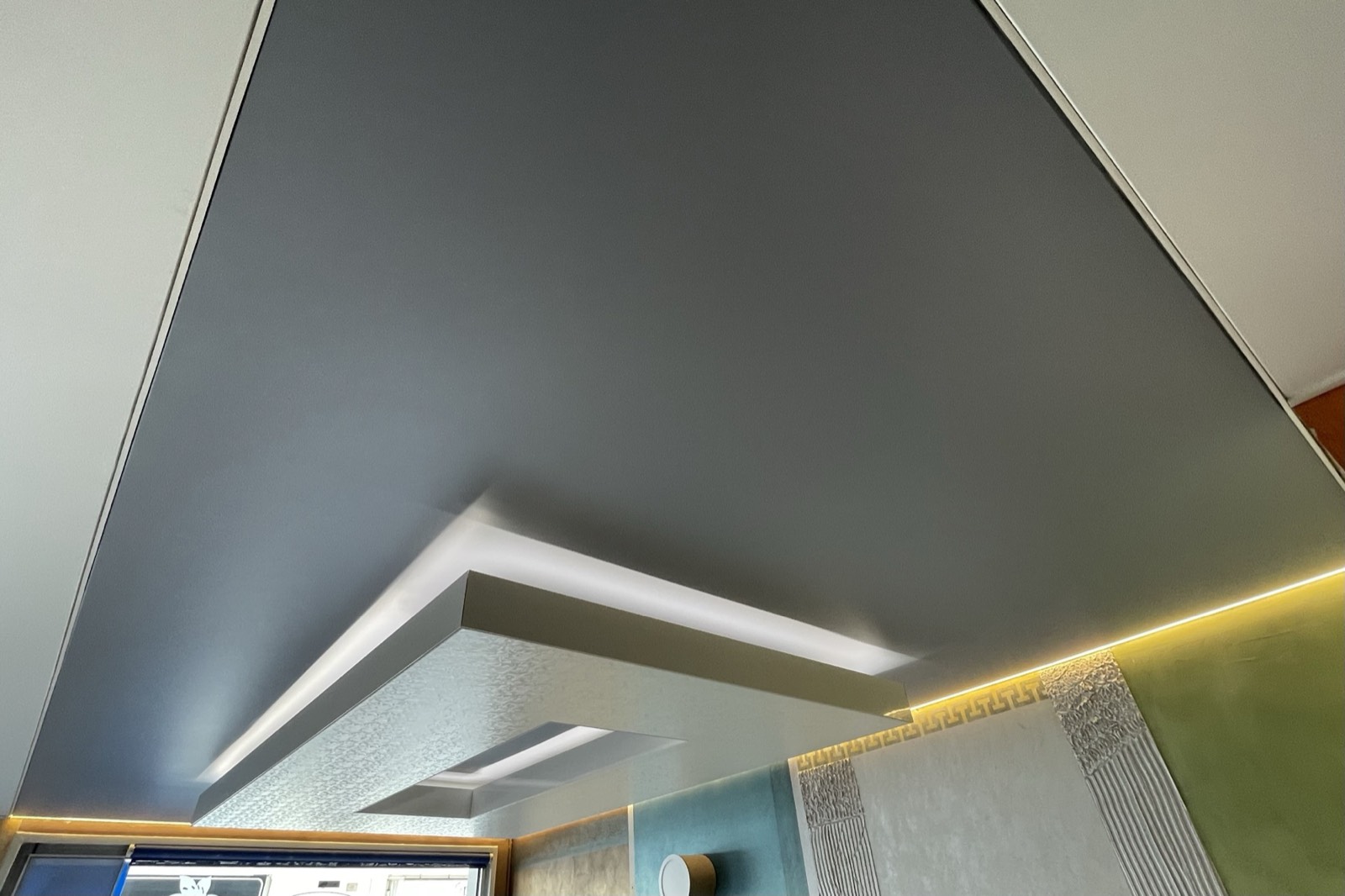 Plafond tendu laqué avec éclairage indirect