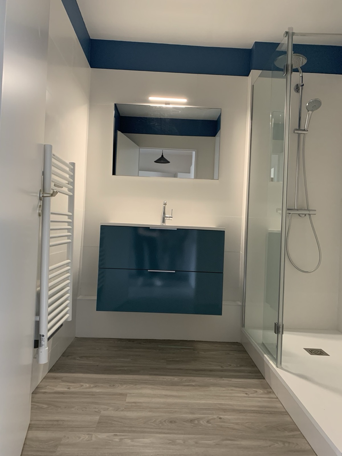 Salle d'eau avec meuble noir
