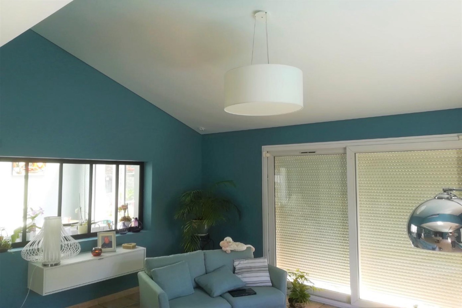 Salon repeint avec un mur bleu