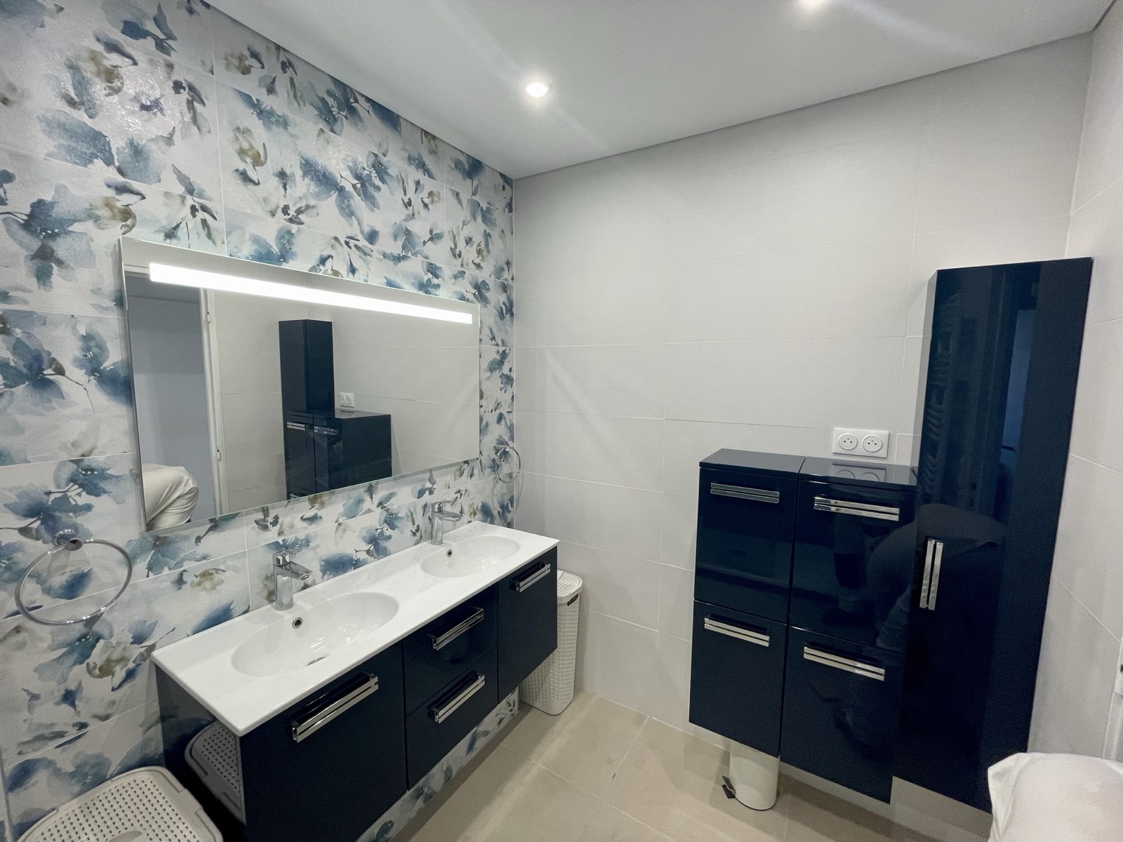 Salle de bain avec double vasque et faïence fleurie