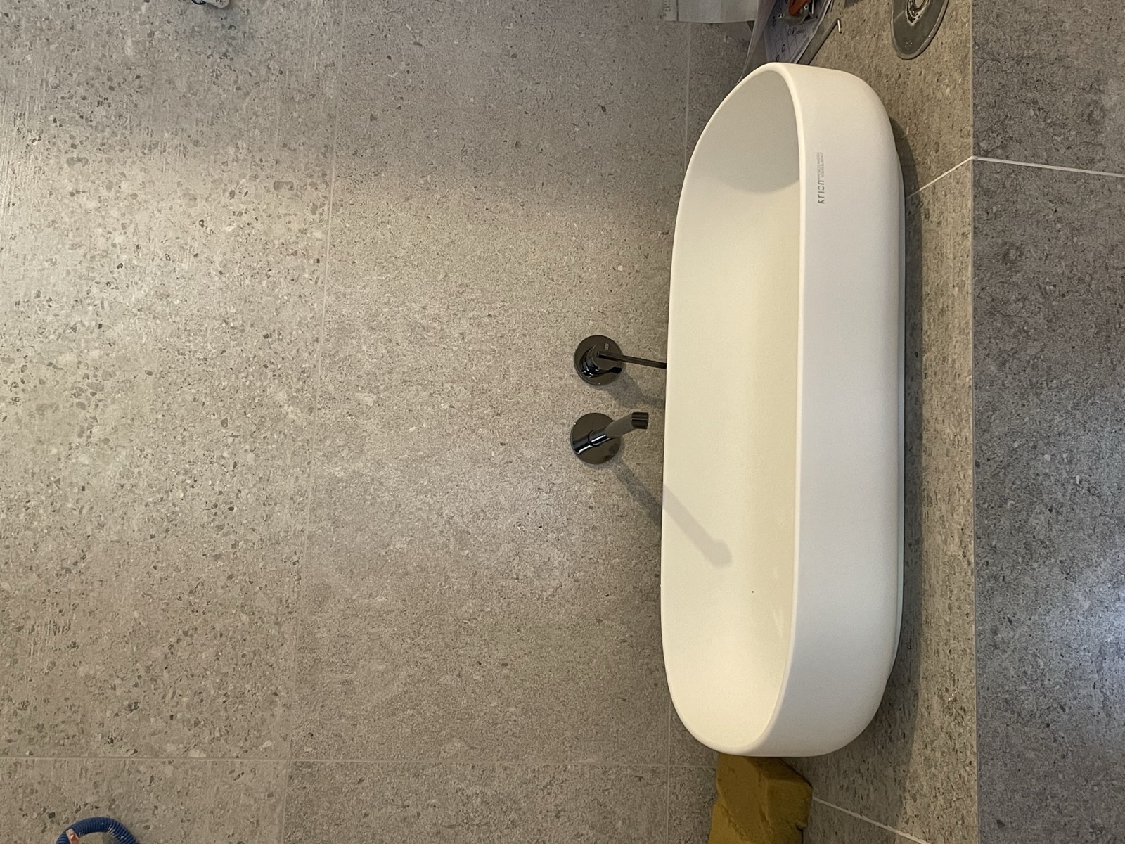 Baignoire îlot et robinetterie murale